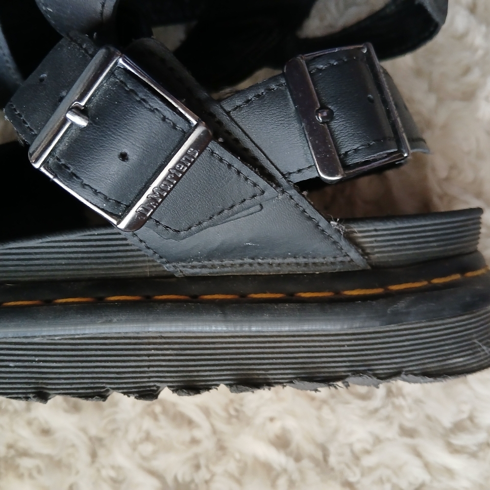 🌟 Dr. Martens Women's VOSS Leather Strap Sandals - Picture 12 of 13